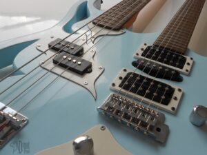 Le corps d'une guitare custom électrique modifiée par Dynot Prod. Guitare à double manche, un manche de basse et un manche de guitare.