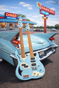 Guitare custom modifiée par Dynot Prod, sur un fond de diner américain.