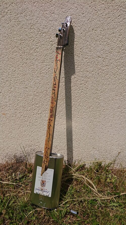 Cordophone fabriquée à partir d'une boîte métallique.