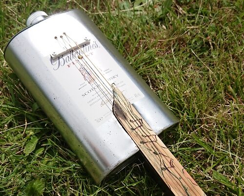 Cordophone fabriquée à partir d'une boîte métallique.